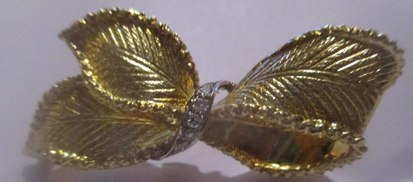 xxM1247M 18k gold and Diamond ribbon Brooch. Takst-Valuation N.Kr. 14 000